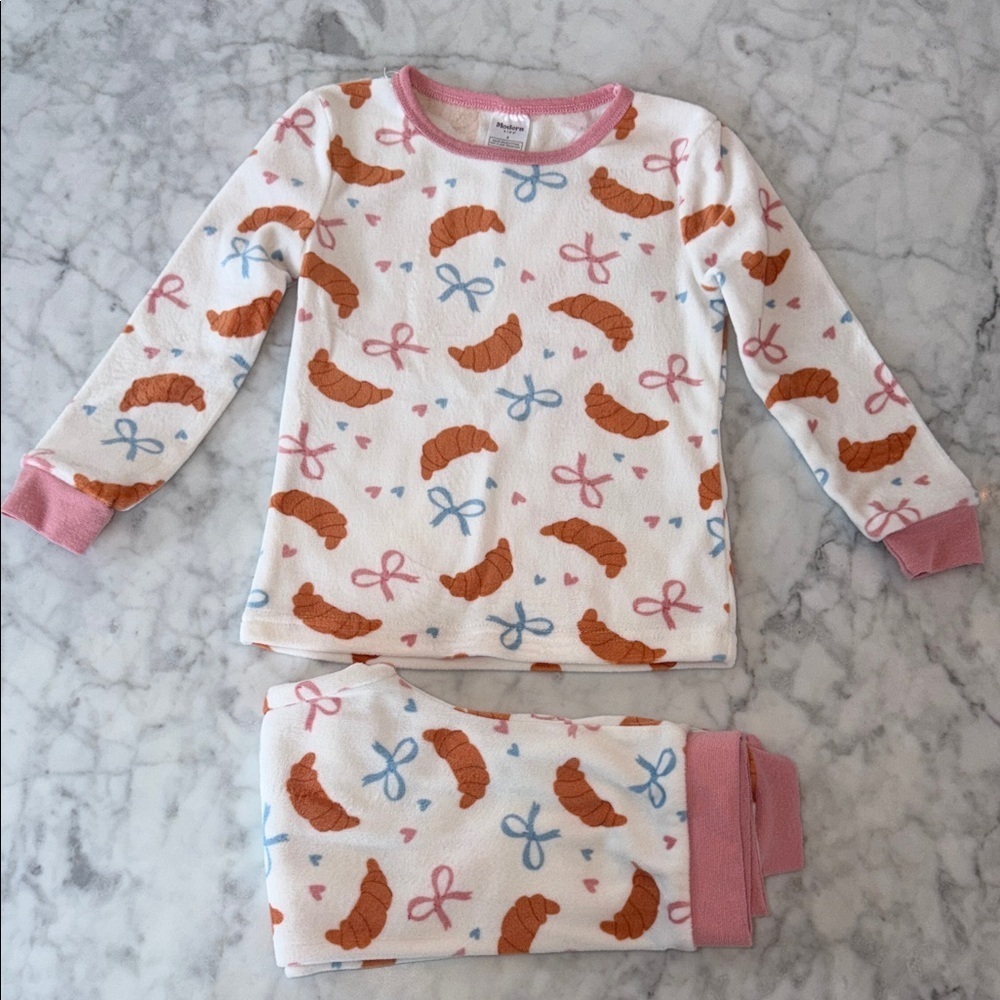 Charming Kids Pajama Set with Croissant and Bow Design 4Y